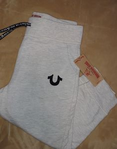 🖤True Religion. NWT. Lt Grey capris. Size sm